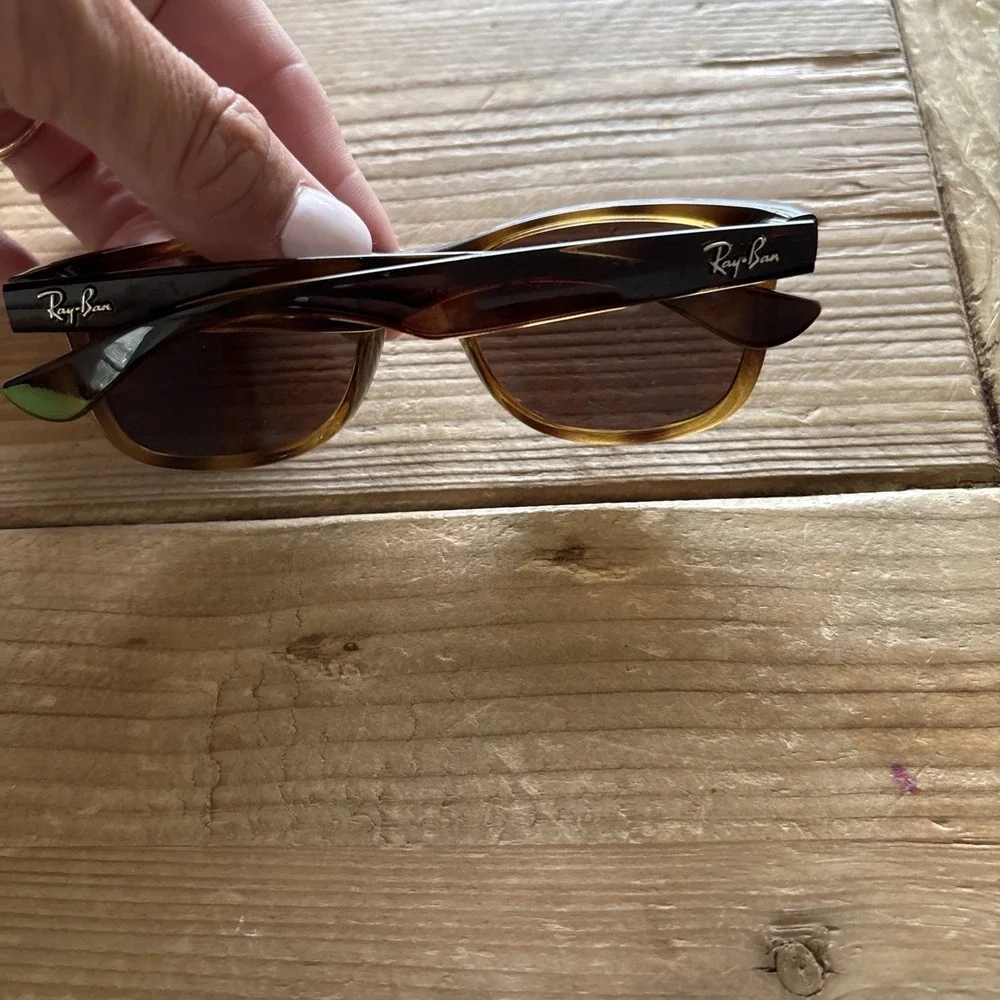 Pre-owned Ray-Ban Junior sunglasses. Scratched lenses; good frame. See photos.